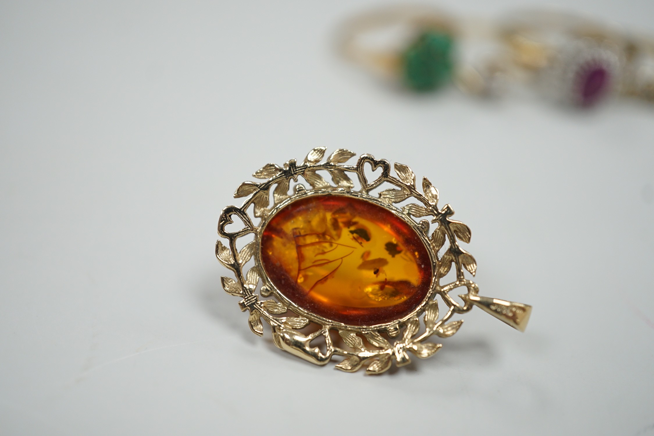 Seven assorted modern 9ct gold and gem set rings, including two solitaire diamond rings, together with a 9ct gold and amber set pendant, gross weight 19.3 grams.